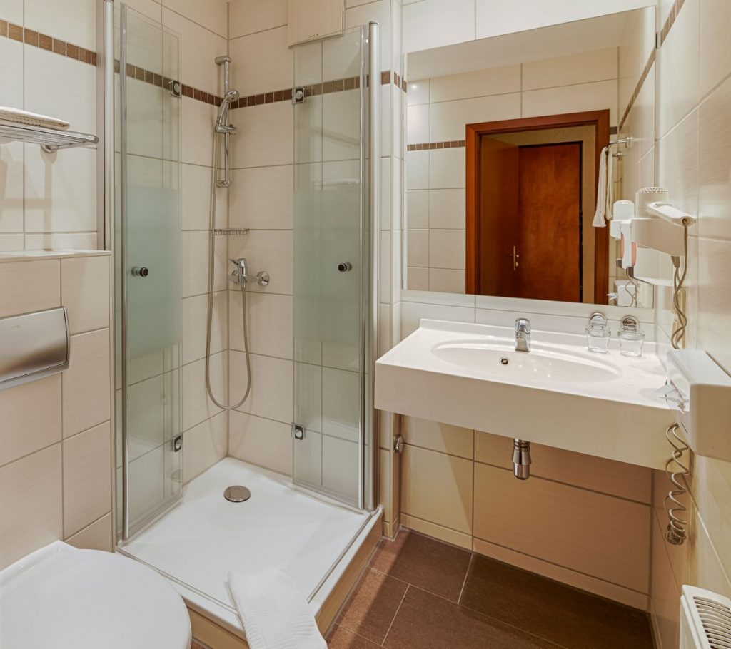 Neu_18_Hotel Aragon_40_Comfortzimmer_Bruchtal_Bad_HDR